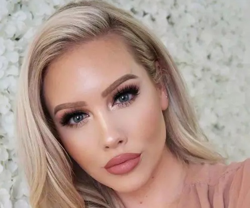 زن بلوند با ارایش لایت