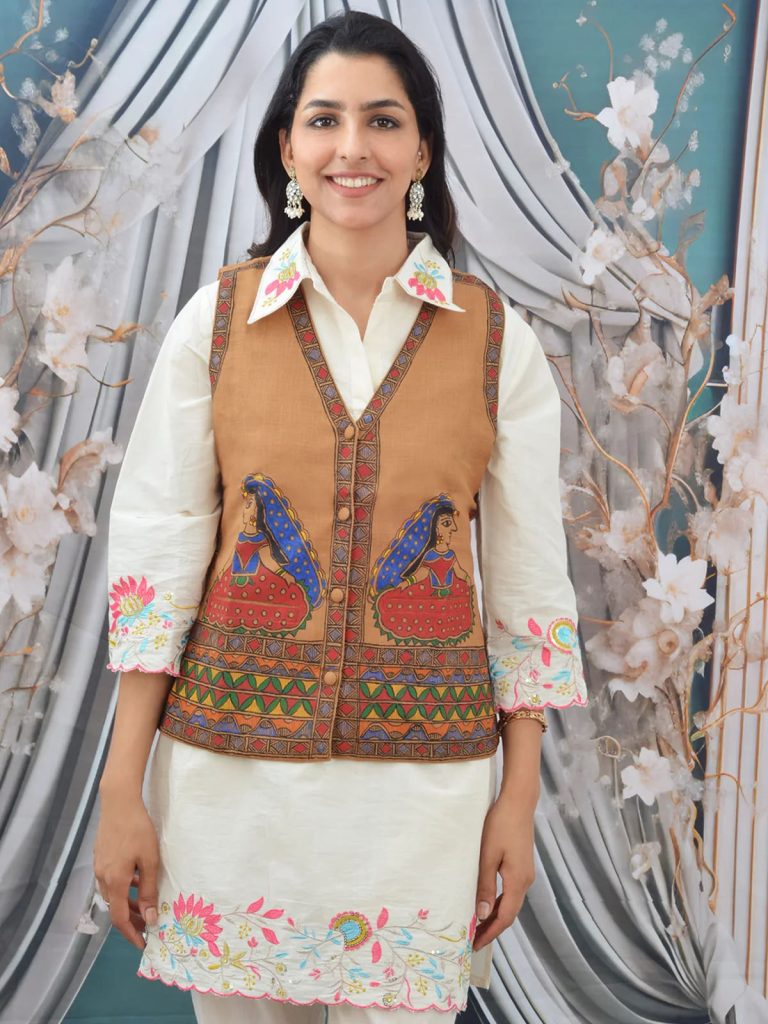 جلیقه زنانه سنتی قهوه ای با طرح 2 زن زیبا