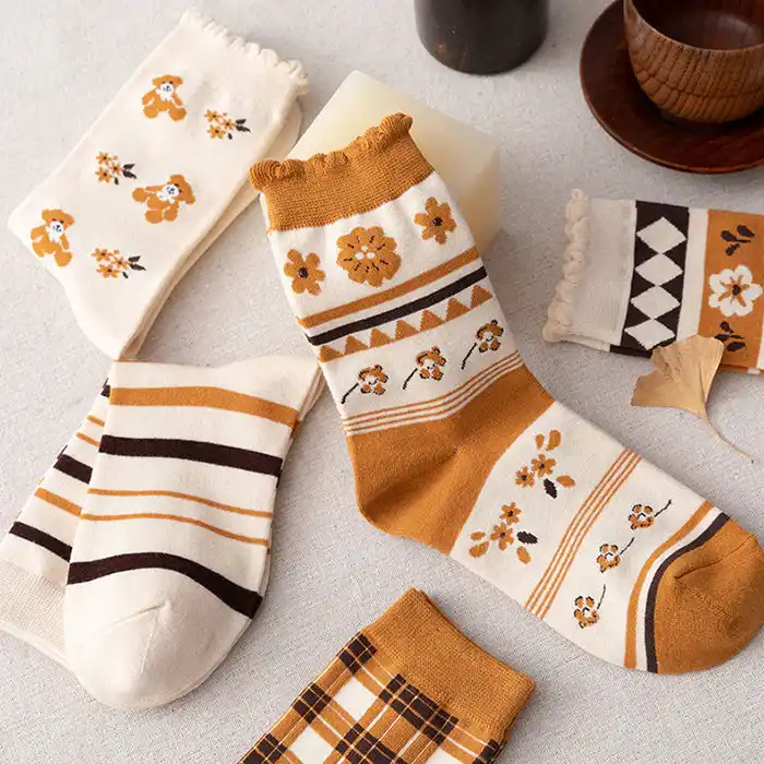 چند جوراب سفید و قهوه ای