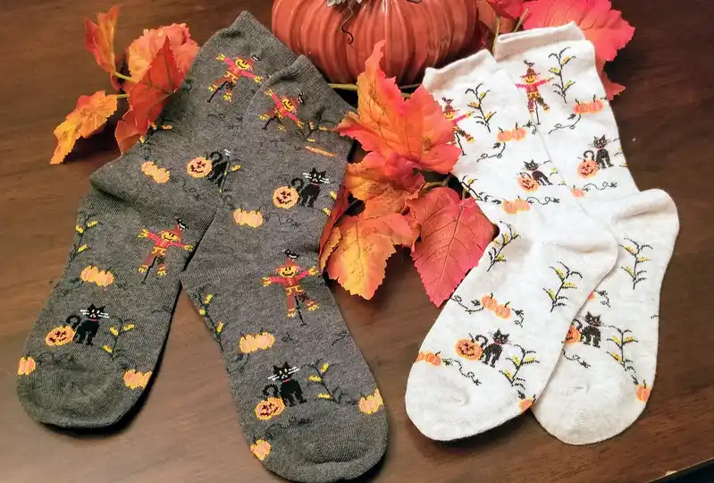 2 جوراب سفید و خاکستری