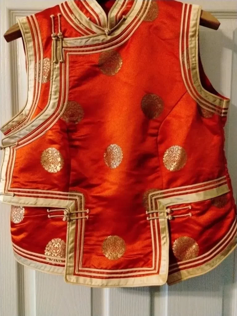 جلیقه زنانه سنتی قرمز و طلایی