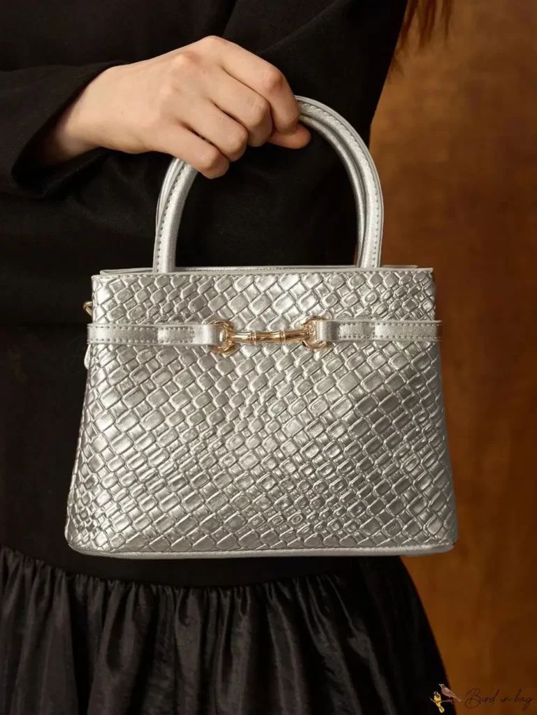 کیف زنانه نقره ای با جزئیات فلزی