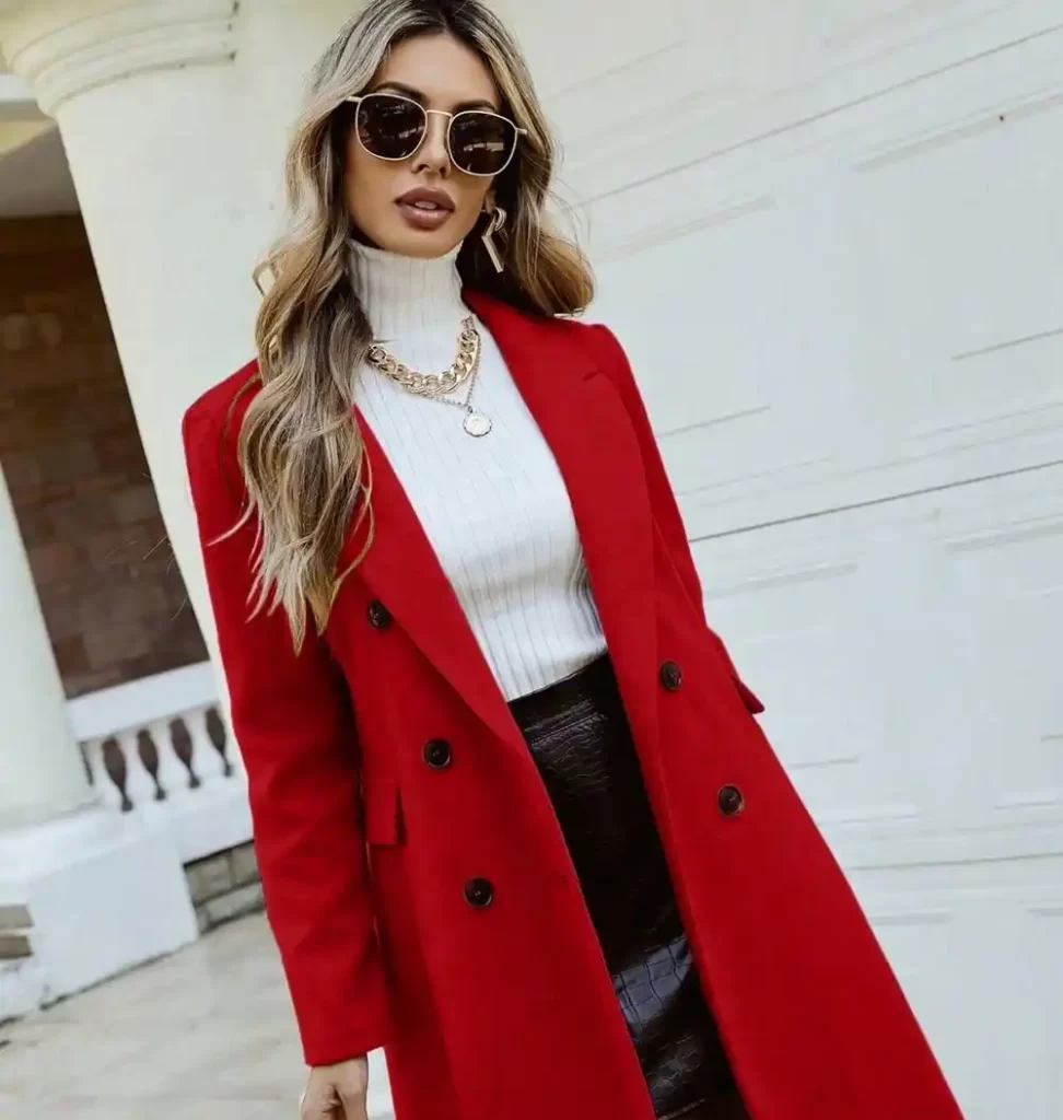 زن جذاب بلوند با کت قرمز و پلیور سفید