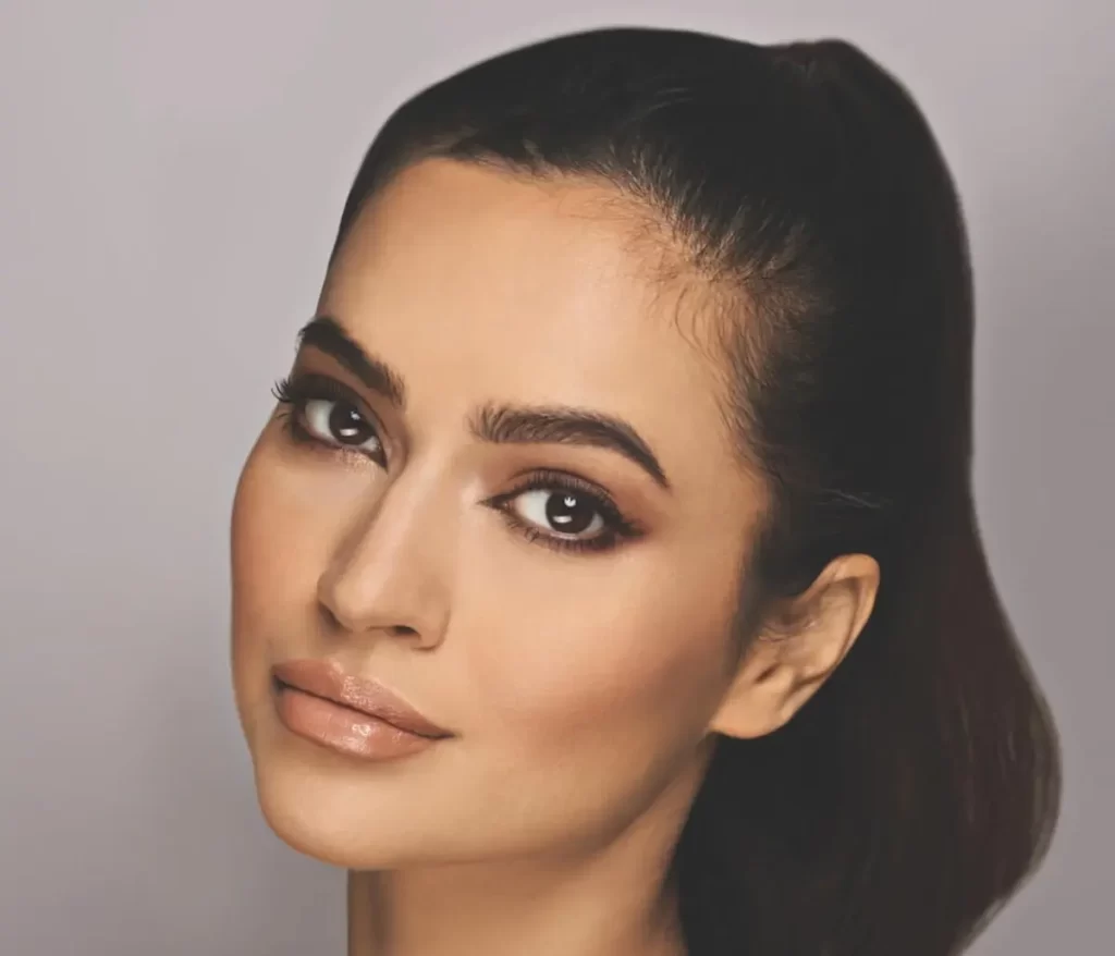 زن جذاب مو سیاه با رژ لب نود