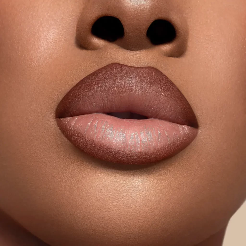 خط لب قهوه‌ای