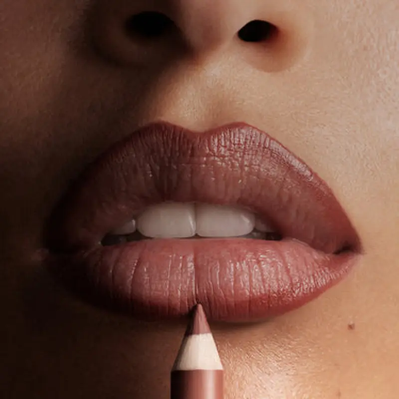 خط لب قهوه‌ای