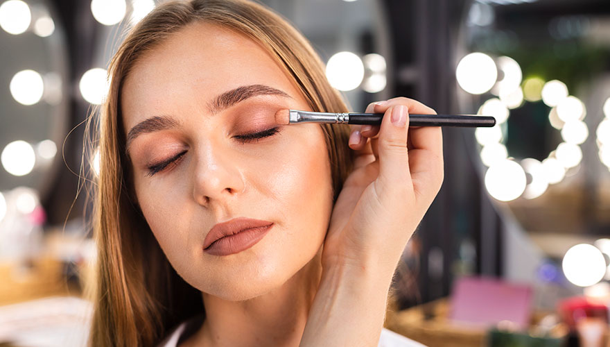 زن در حال آرایش لایت