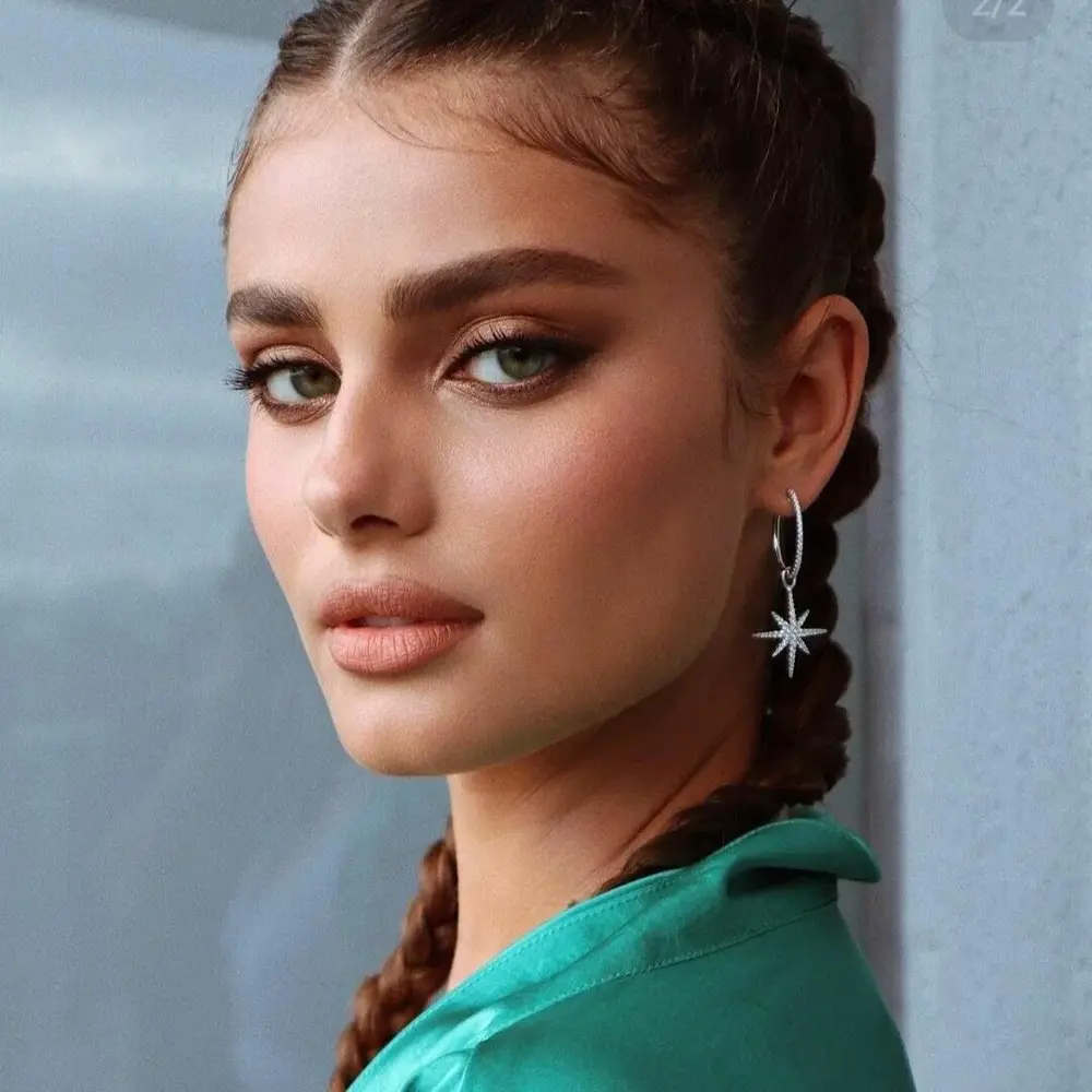 دختر جوان با آرایش ملایم مجلسی