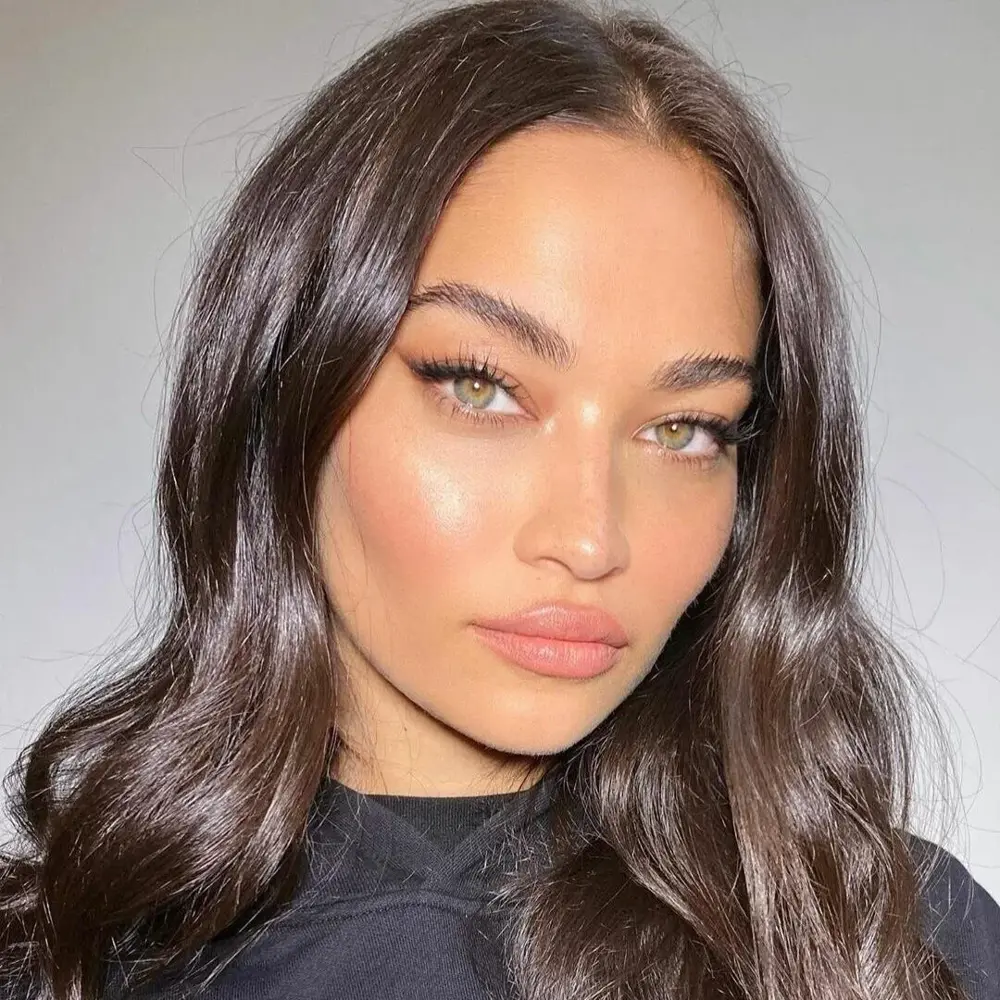 دختر چشم سبز با آرایش ملایم مجلسی