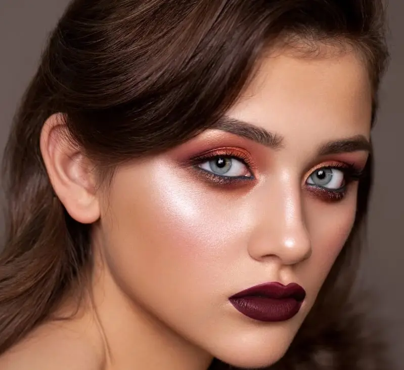 زن زیبا با میکاپ خاص