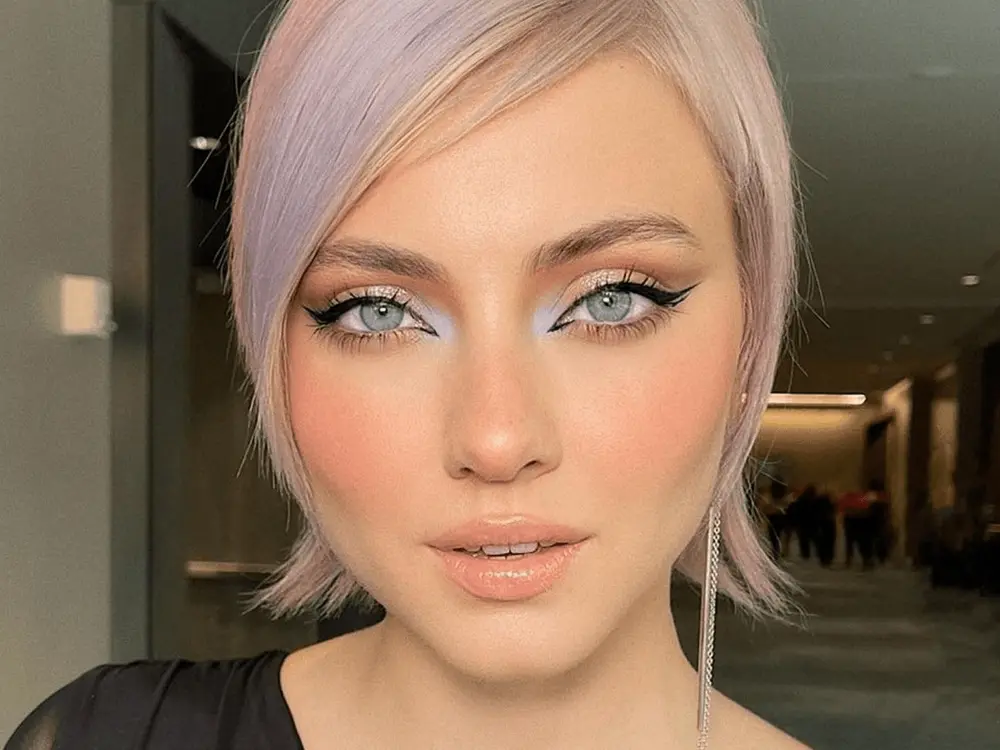 زن بلوند هایلایت با میکاپ خاص