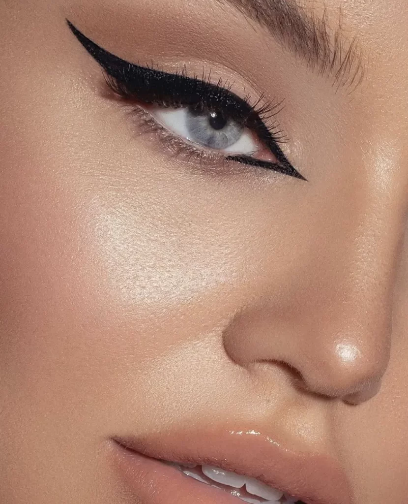 خط چشم کشیده