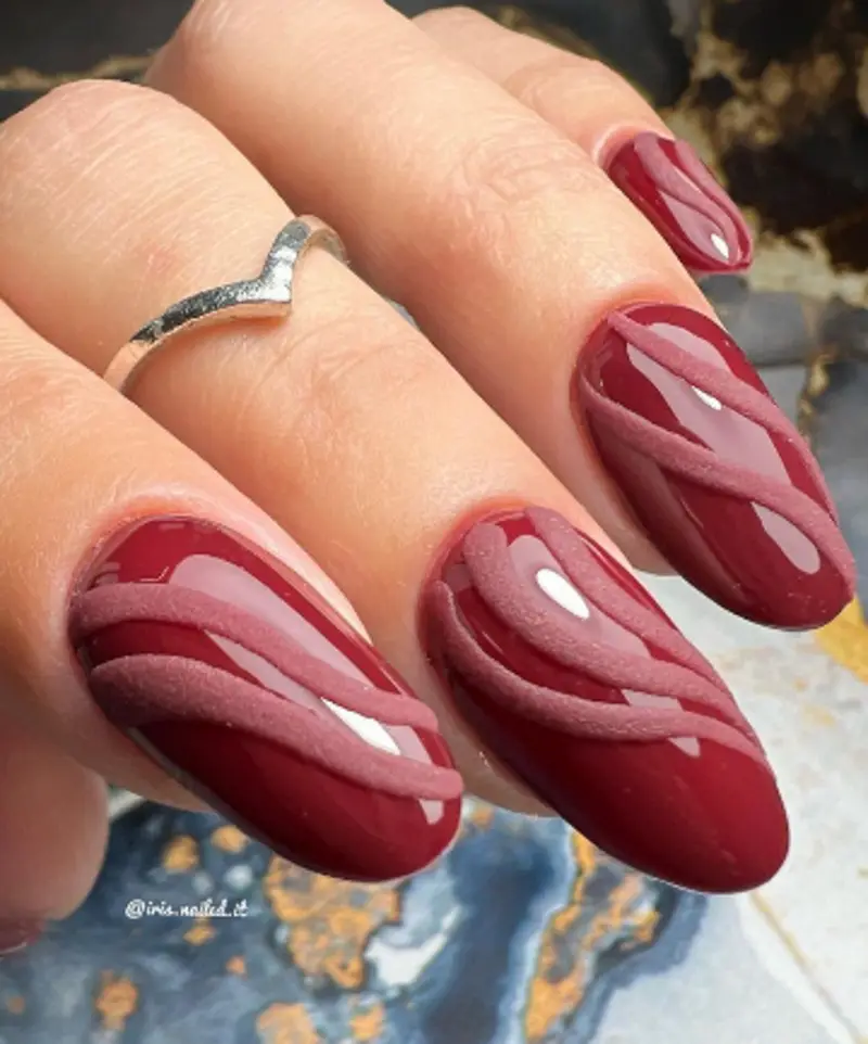 دیزاین ناخن مخمل قرمز تیره