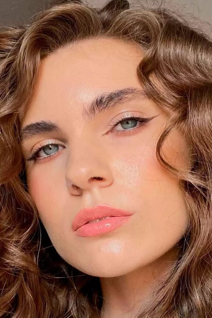 دختر جذاب با آرایش لایت