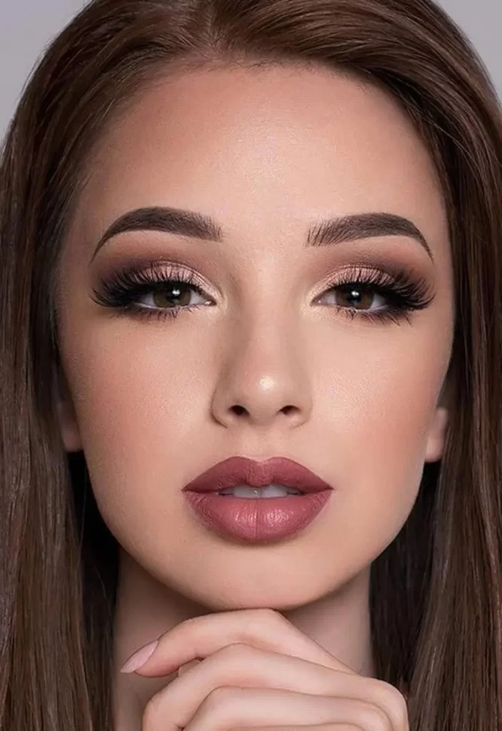 زن مو سیاه با آرایش ملایم مجلسی