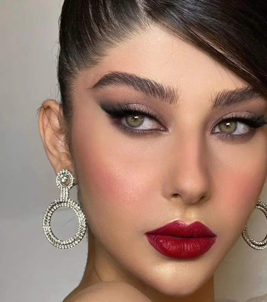 دختر زیبا چشم سبز با میکاپ خاص