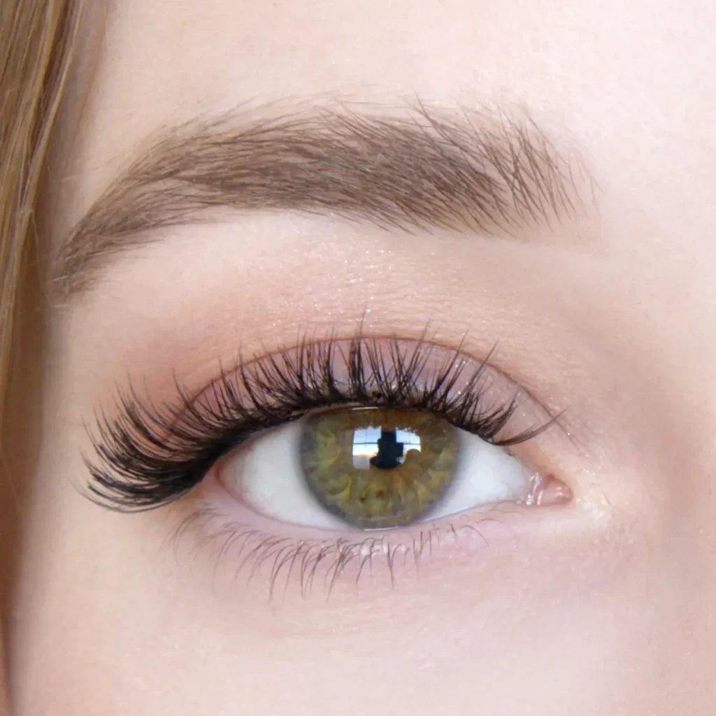 مژه مگاوالیوم کم حجم