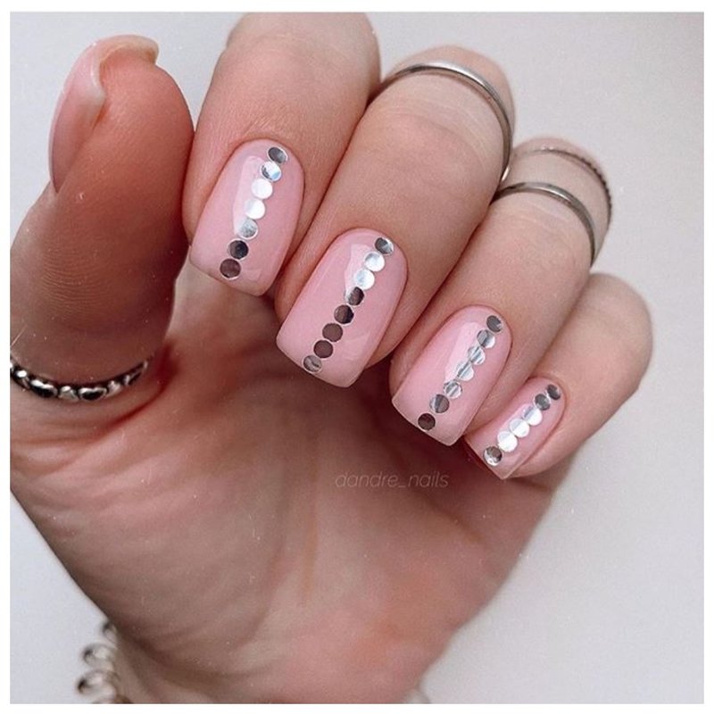 دیزاین ناخن با دایره متالیک