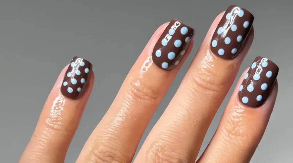 دیزاین ناخن خالخالی ابی و قهوه ای