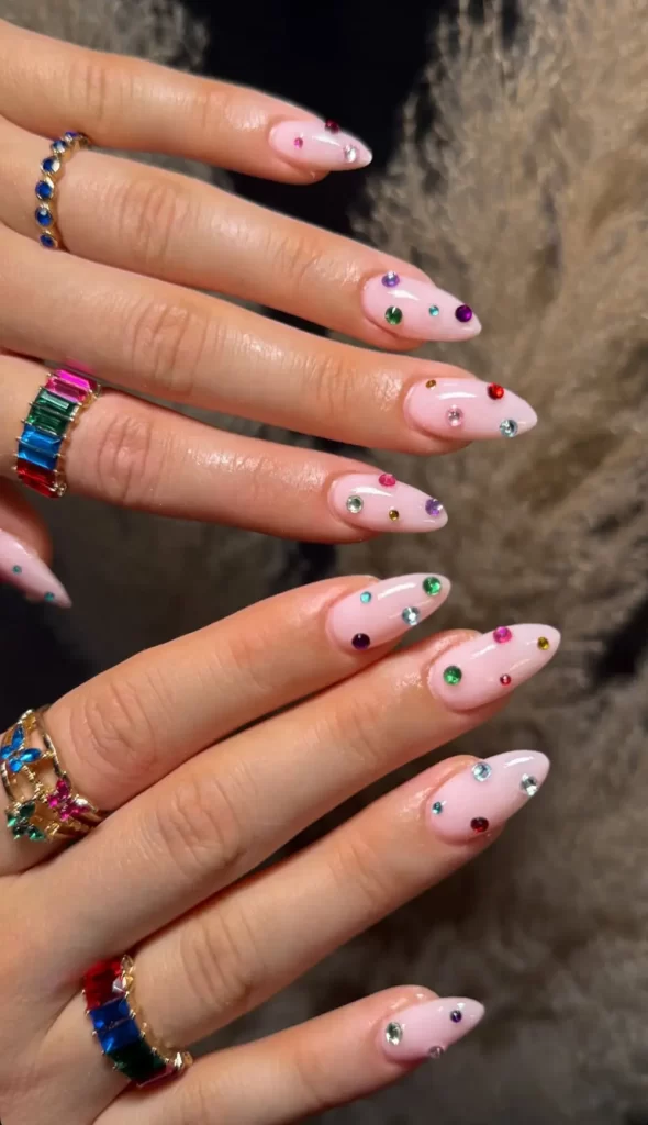 دیزاین نگینی ناخن صورتی