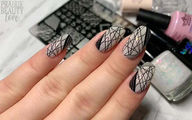 طرح خط خطی سیاه روی ناخن نقره ای