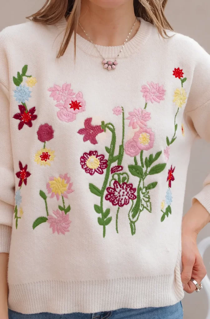 پلیور زنانه گلدوزیشده سفید با گل های درشت صورتی و برگ های سبز