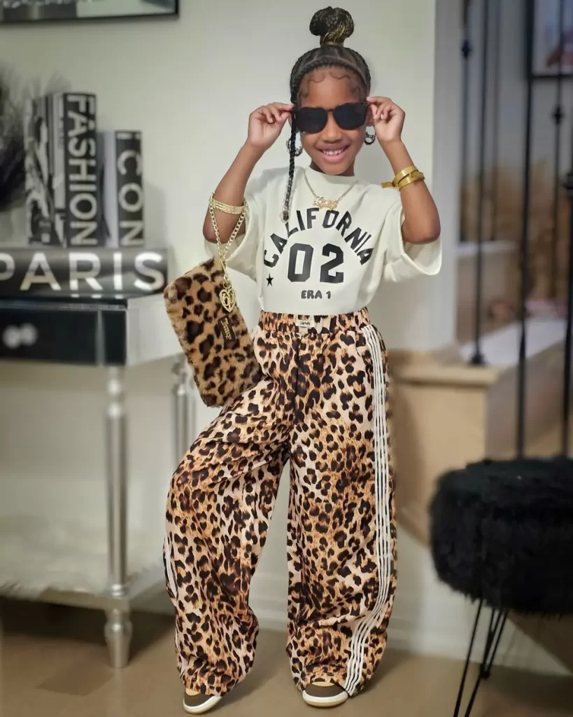 دختر بچه با شلوار پلنگی