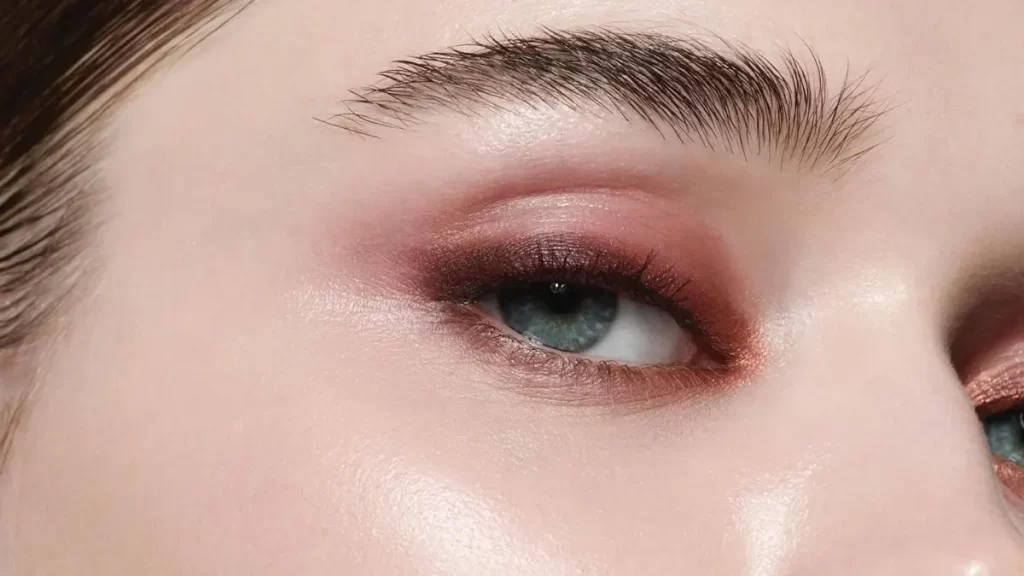 چشمان زیبا با سایه صورتی ابرو و چشم