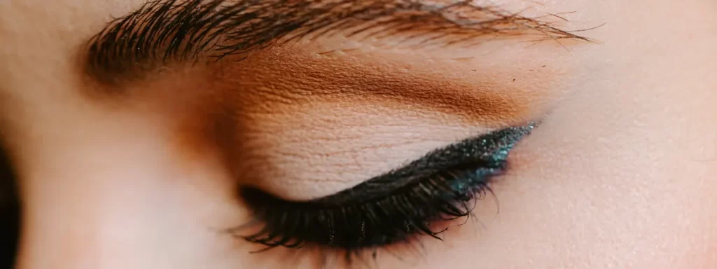 چشم با خط چشم کشیده سیاه و اکلیلی