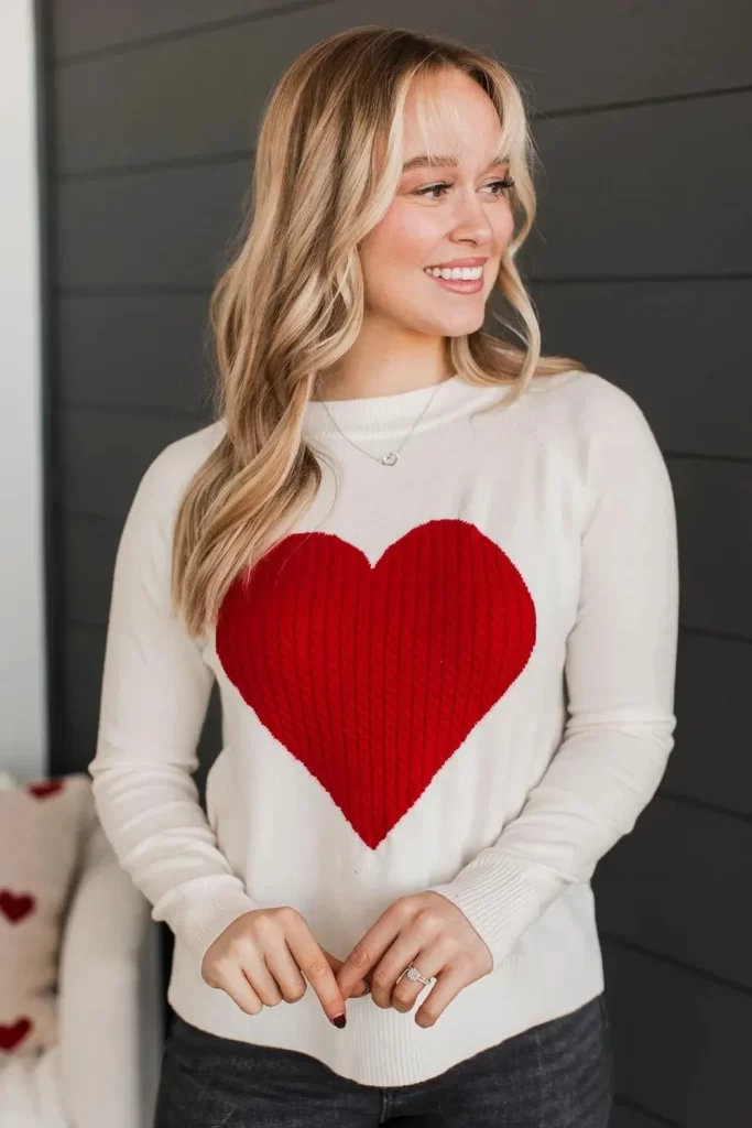 پلیور بافت قلبی زنانه سفید با قلب قرمز بزرگ