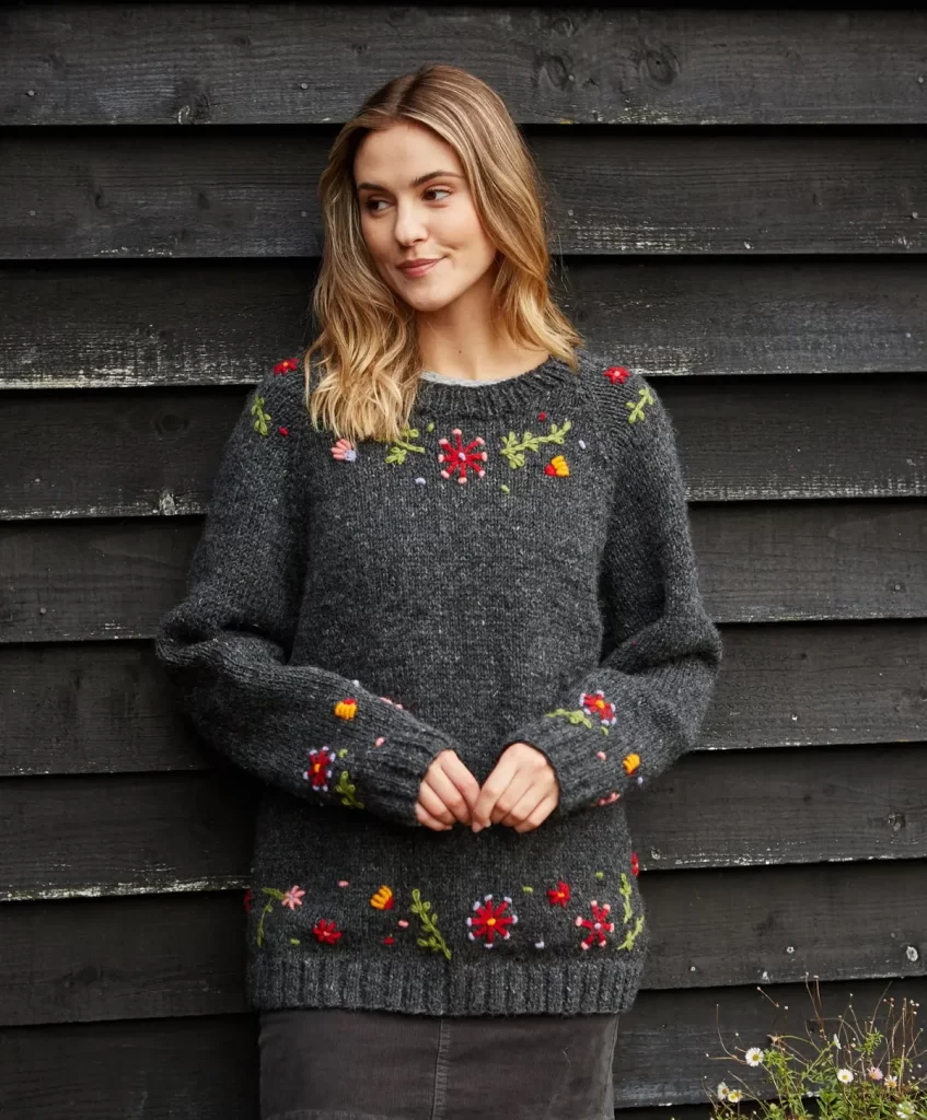پلیور زنانه گلدوزیشده سیاه با گل های قرمز و سبز