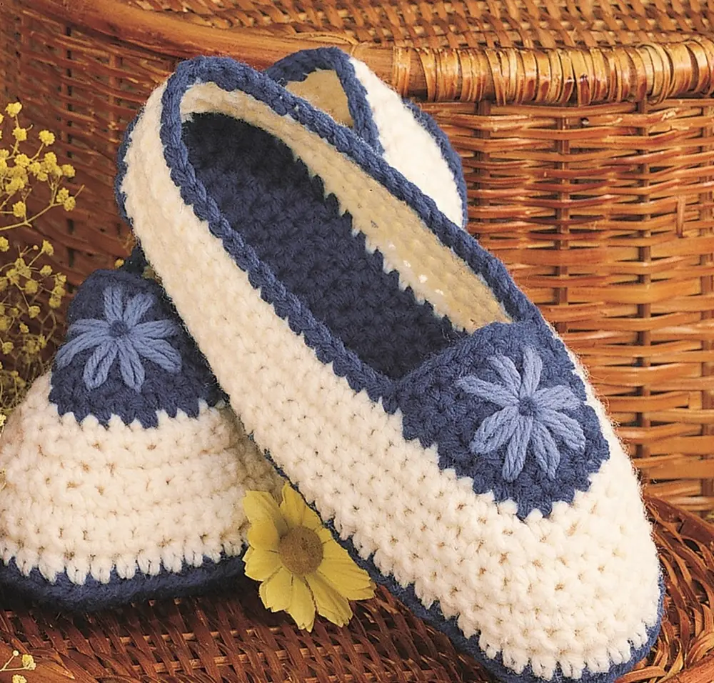 صندل بافتنی جلوبسته زنونه به رنگ سفید و ابی