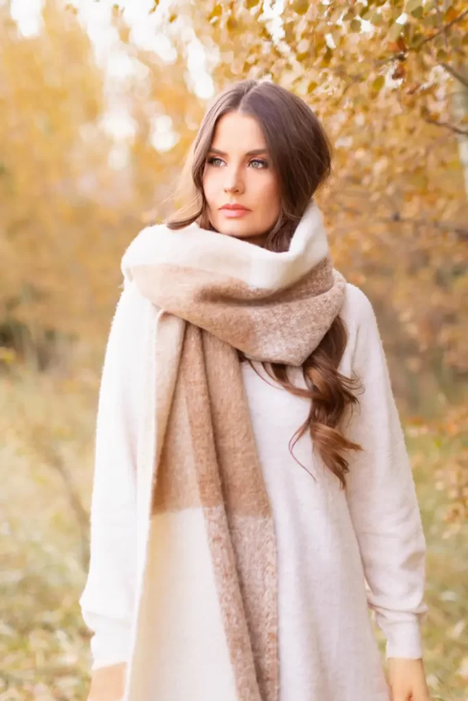 استایل پاییزی با شال سفید