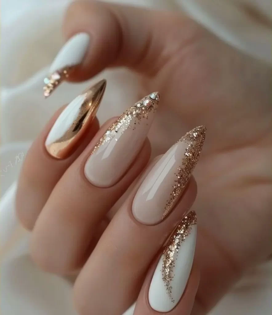 طراحی سفید ناخن با اکلیلی طلایی