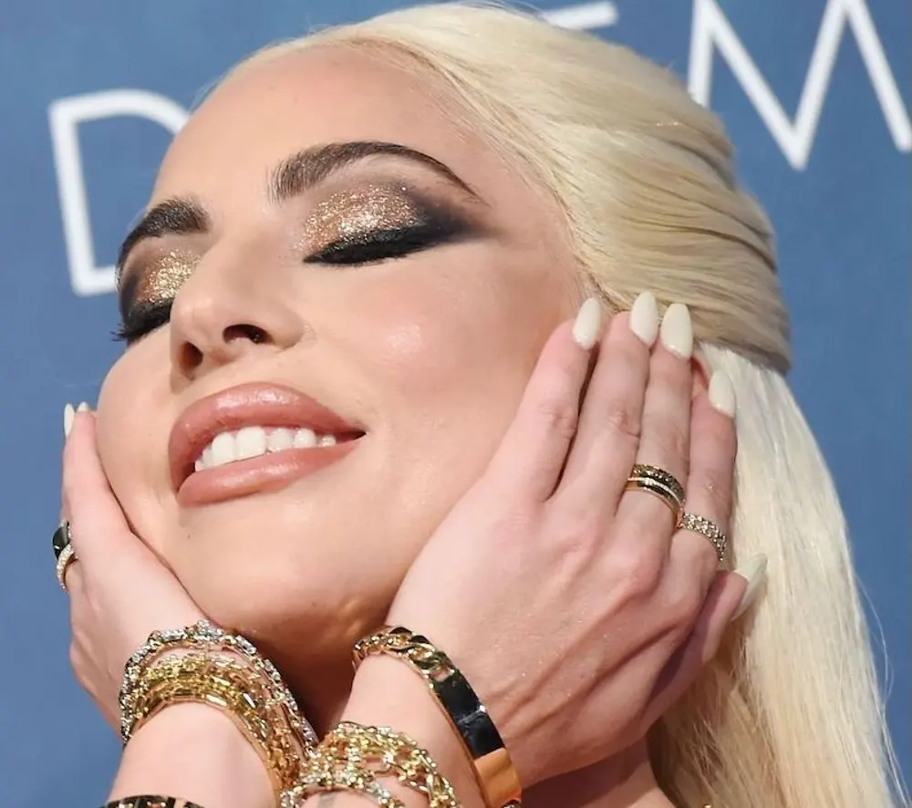 سایه چشم طلایی اکلیلی