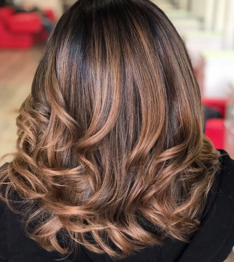 رنگ مو شکلاتی کمی طلایی