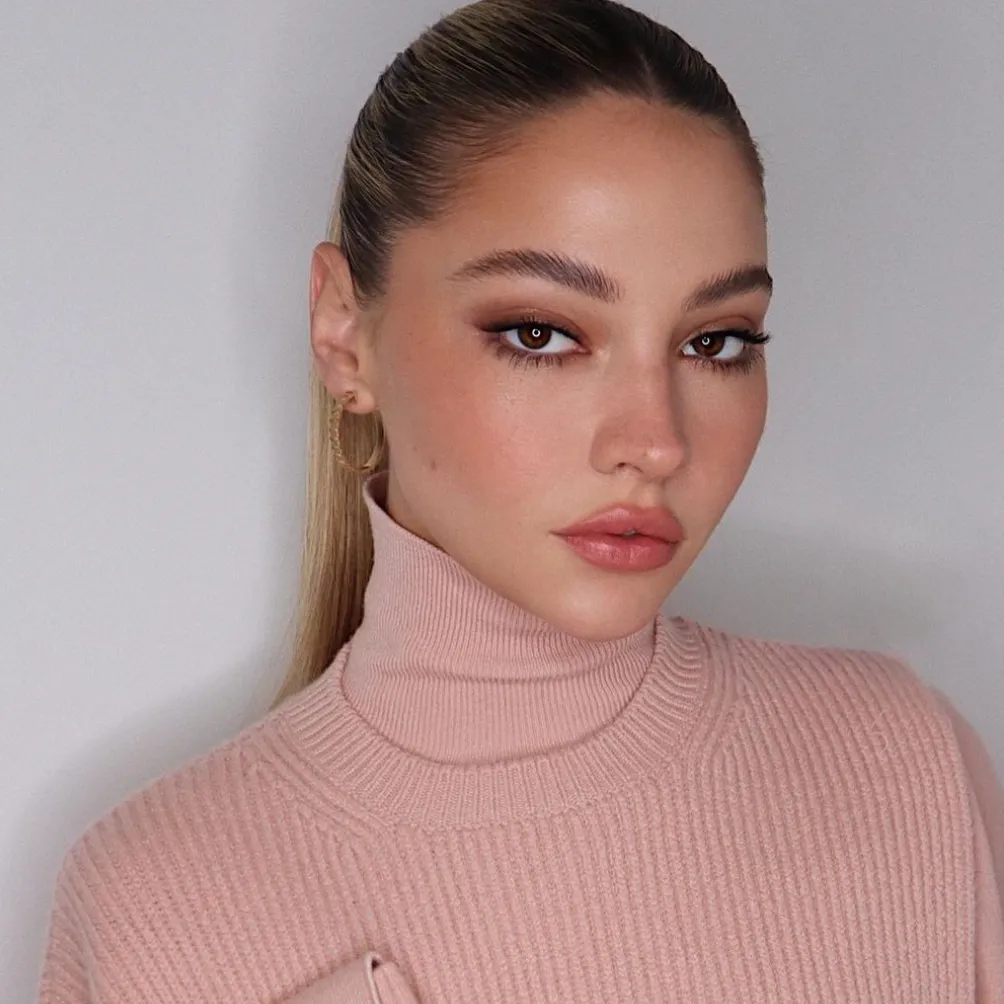 دختر جوان با آرایش ملایم مجلسی