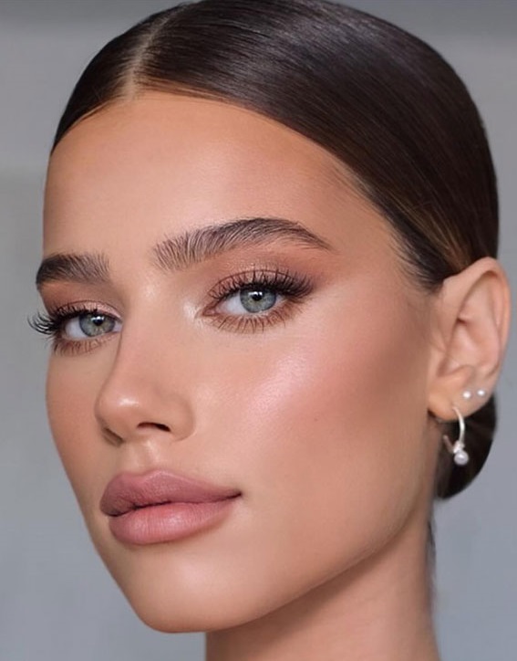 دختر زیبا با آرایش لایت