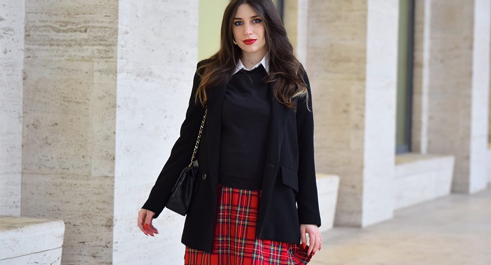 استایل پاییزی با دامن چهارخونه قرمز