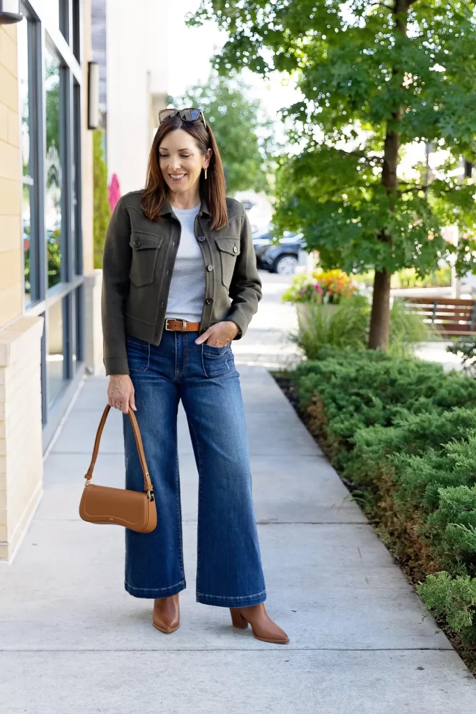 کت سبز با شلوار لی واید ابی پررنگ