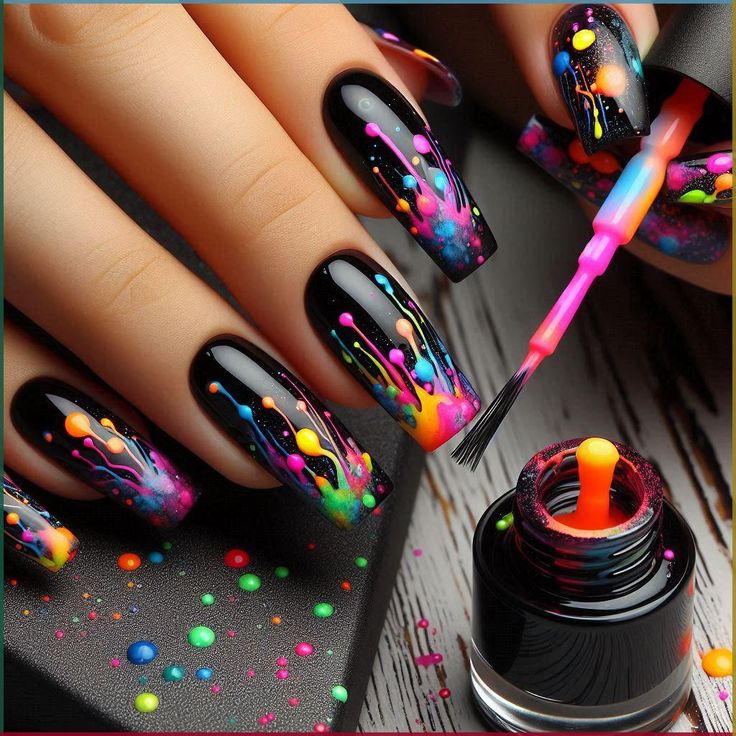 زیباترین رنگ و طرح لاک ناخن سیاه رنگارنگ