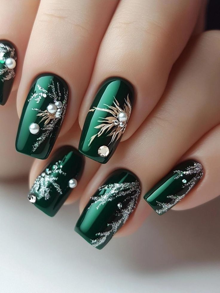 طراحی ناخن سبز با طرح گل های سفید و طلایی