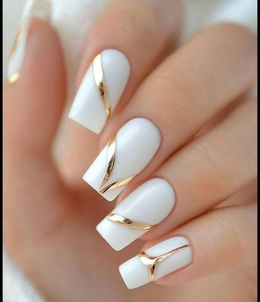 زیباترین رنگ و طرح لاک ناخن سفید با خطوط طلایی