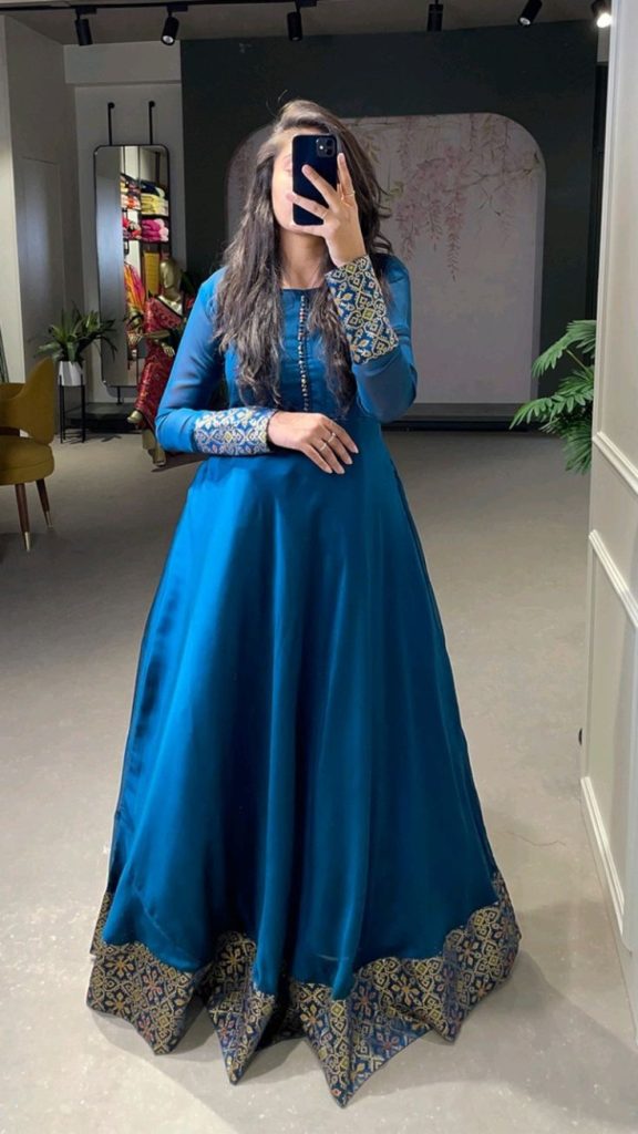 لباس ساری ابی