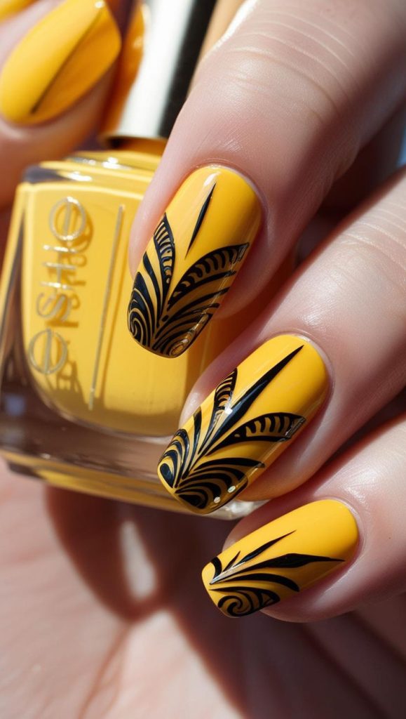 دیزاین ناخن زرد با طرح برگ درخت سیاه