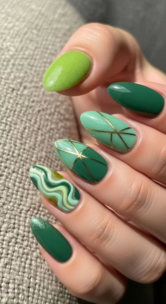 طراحی ناخن سبز با خطوط طلایی