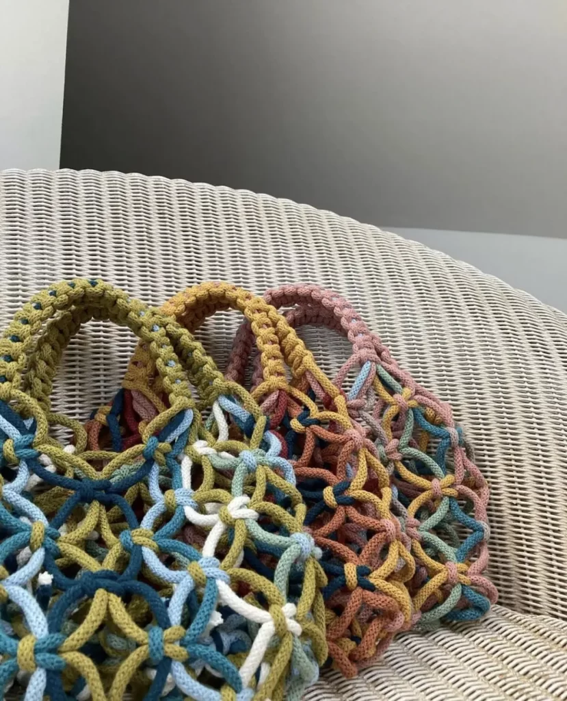 کیف مکرومه‌بافی رنگارنگ